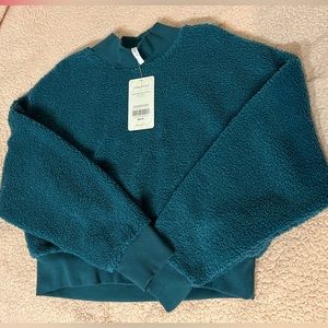 Women’s Size Large Fabletics Crop Pullover NWT